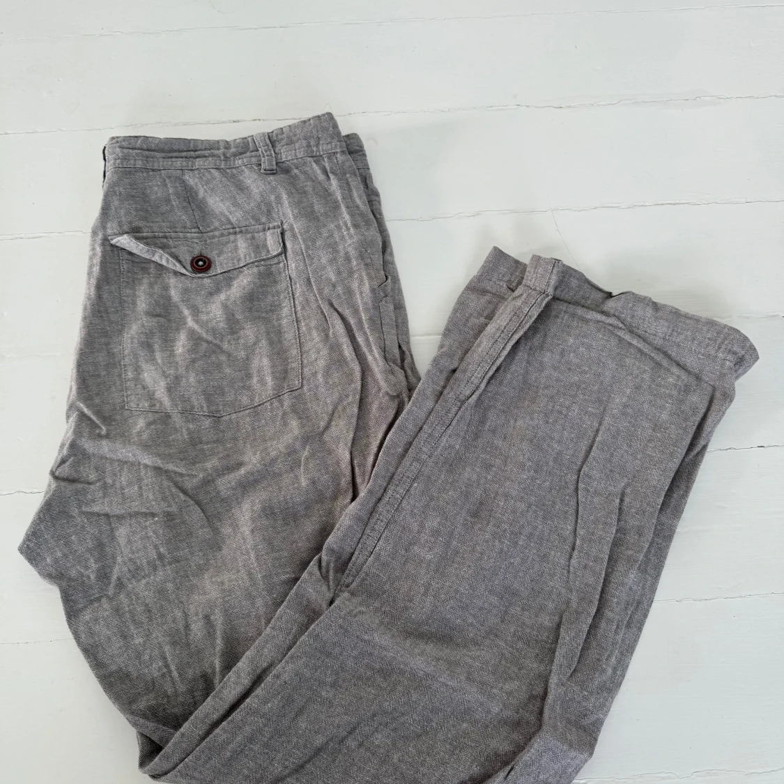 Grå linnebyxor