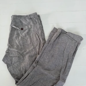 Grå linnebyxor - Grå linnebyxor med snörnen och knapp. Använda 2 ggr.