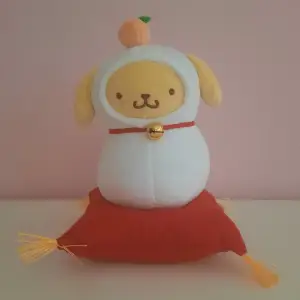 Sanrio Pompompurin plush importerad från Japan från en Sokawaii subscription box. Den har en riktig bjällra som låter när man rör den och en liten ficka på baksidan där man kan lägga något litet. Meddela om du har frågor :)