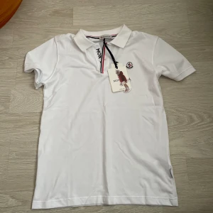 Moncler pike - Helt ny aldrig använd kommer med tags. Den är väldigt skön nu till sommaren skriv vid fråga