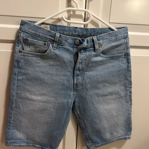 Levi’s Jeans Shorts - Hej! Säljer ett par jeans shorts från Levi’s, strl w30, nypris 499kr. Fraktar gärna finns och hämta i Bollebygd annars!