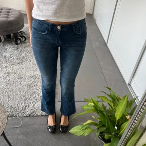Så fina bootcut jeans 💙 - Är i barnstorleken 152 men passar mig med xxs/xs! 