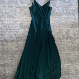 Klänning  - Glittrig klänning för bal eller andra funare event som har använts två gånger. Har en slit vid högra benet och är superfin. Säljer på grund av att den ej kommer till användning. Märke Elizabeth. Kontakta mig om för fler bilder😊