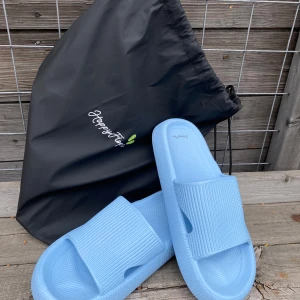 Nya Happy Flops 38/39 - Nya, endast provade 🩵 Så sköna men för stora för mig. Halksäker och vattentät. Perfekt för både inomhus- och utomhusbruk. 25 cm.