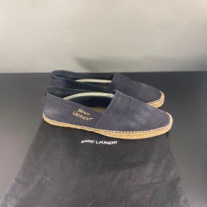 Saint Laurent Espadrilles - Hej! Säljer nu dessa Saint Laurent Espadrilles, storlek 45, skicket bedömer vi är mycket bra, tveka inte på att höra av er vid frågor kring skorna! 