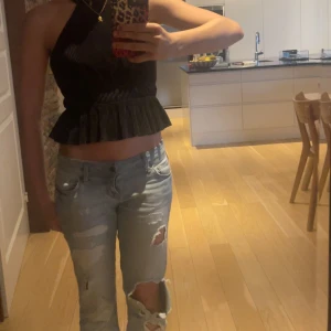 INTRESSEKOLL på mina ljusblå lågmidjade fishbone jeans💗 - Intressekoll på mina assnygga vintage lågmidjade fishbone jeans som inte längre säljs, storlek 25 och sitter perfekt på mig som är 165, inga defekter, säljer då de inte längre kommer till användning, säljer endast vid bra bud💗