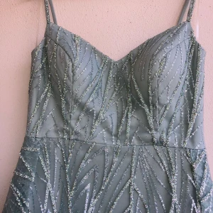 Festklänning - Glittrig mint grön fest klänning, sjukt fin för bra pris.   Passar perfekt för dig som ska ha förlovningsfest, eller är bröllops gäst.   Passar även för storlek 38/40/42