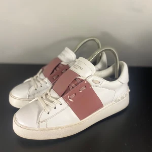 Valentino Open Skor - Hej! Säljer nu dessa Valentino Opens, storlek 36, skicket bedömer vi är väldigt bra, tveka inte på att höra av er vid frågor kring skorna! 