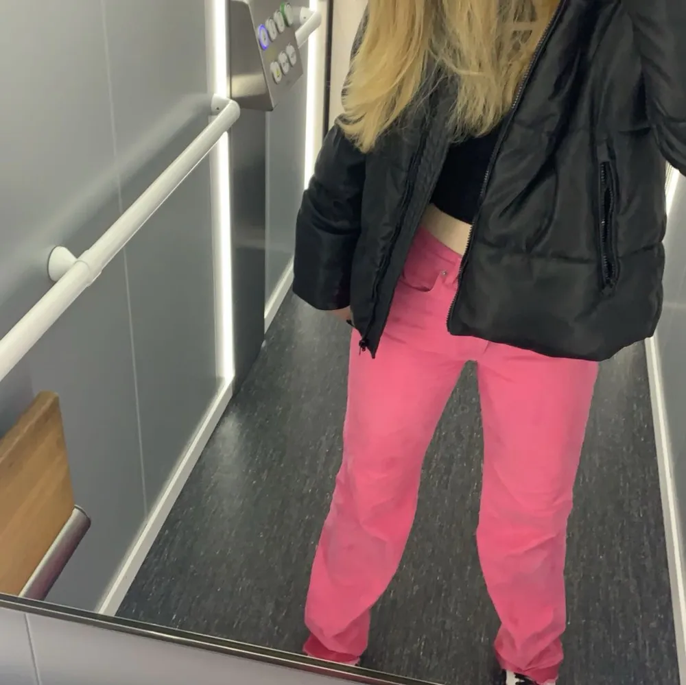 Högmidjade rosa jeans. Använda ett fåtal gånger, bra skick. Det är raka jeans i storleken  s💗 vid intresse kan ja skicka bättre bilder om man vill💗 köpta för 500 säljs för 150, vid snabb affär går priset att diskutera💗. Jeans & Byxor.