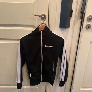 Palm angels kofta  - En Palm angels kofta i storlek xxs passar även xs,  använd fåtal gånger och är i bra skick  Nypris 4000  Säljer för 1000 