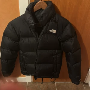 Northface jacka - Köpt på Plick för ungefär 2 år. Har en defekt på ärmen(bild 2). 