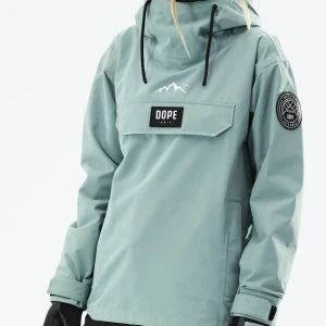 Dope blizzard w - Pris kan diskuteras! Nypris: 1600kr!  I färgen ”faded green” Säljer pga att jag köpt en annan skidjacka.  Haft den i ca 3 säsongen men är sparsamt använd. Finns inga defekter, inte sliten nånstans, som ny. Skriv för fler bilder💕