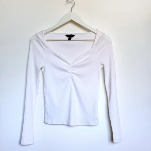 Vit ribbad topp - Vit, söt topp i ribbat material. Använd en gång. I bra skick! I storlek 38, från New Look. 