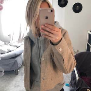 Jätte fin beige kappa från Zara, knappt använd inga skador eller fläckar. Storlek S men skulle säga att den är mer som en xs. Perfekt till våren❤️ 