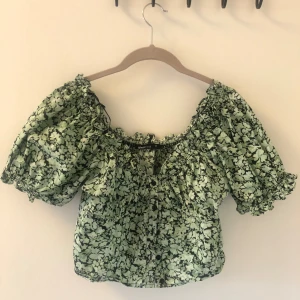 Söt topp - Grön topp från Gina Tricot. Använd 2 gånger så den är som ny. Storlek 36.