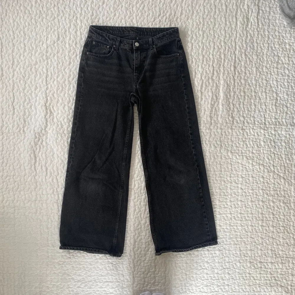Coola svarta baggy straight jeans från Weekday. De är ganska lowaist. Skriv gärna om ni har frågor🤍. Jeans & Byxor.