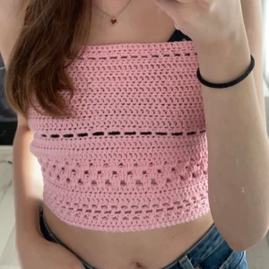 Virkad topp🩷 - Handvirkad ljusrosa topp. Perfekt till sommaren. Gjord med bomullsgarn. Längd: 25 cm. Storleken är ganska anpassningsbar pga baksidan (se bild 3). 🩷