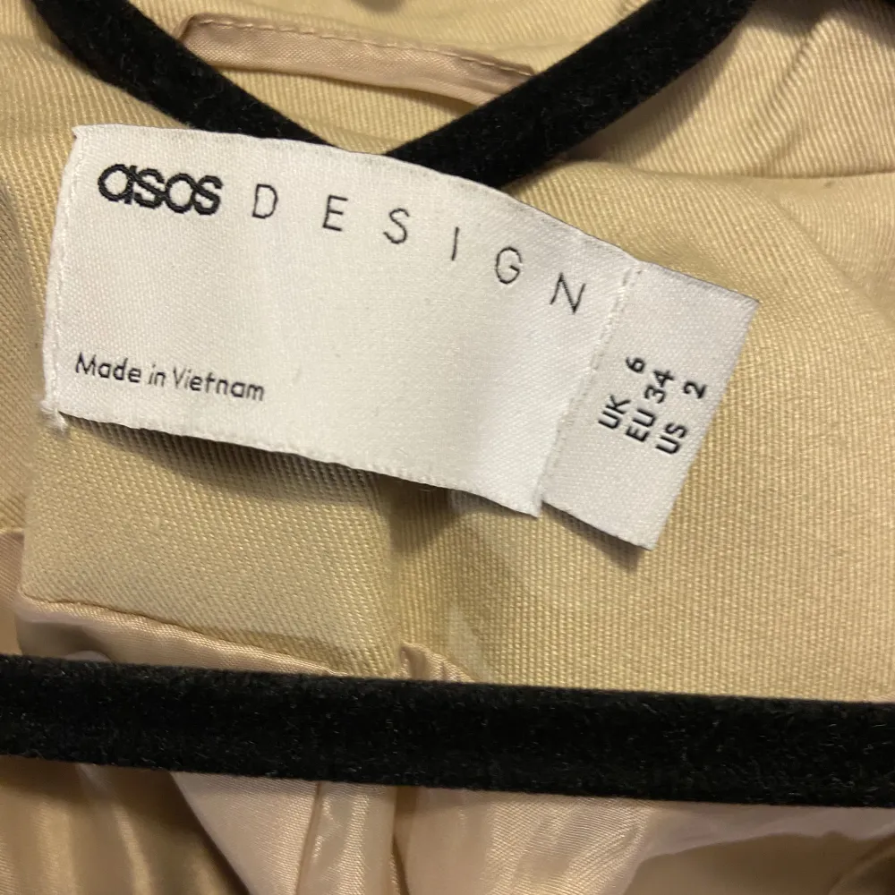 Trenchcoat från Asos. Använd några gånger, bra skick. St 34. Säljer för: 400 kr. Jackor.