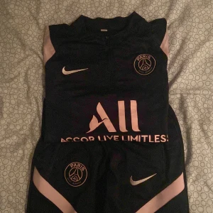 PSG tränings overall  - Bra skick, väldigt flexibel outfit som går att använda för både träning och vardag.  Bara att skriva för intresse 😁