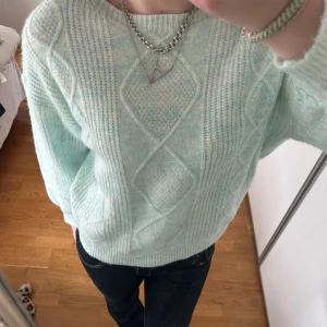 Stickad tröja - Super snygg och söt stickad tröja som aldrig är använd 💚