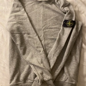 Stone island tröja  - Tjo! Säljer nu denna riktigt feta stone island tröjan. Nästan aldrig använd så själva tröjan är det inge fel på men patchen är lite skrynklig ifrån tvätten men inge överdrivet.