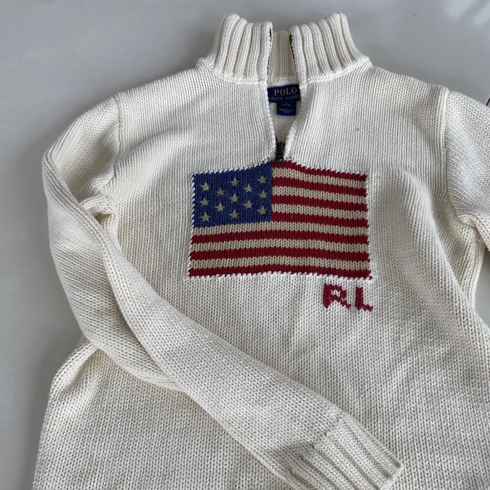 Säljer min super snygga äkta Ralph lauren tröja! Jättebra skick, nästan som ny! Storleken är i 14-16/L, XL (barnstorlek) så passar xs! Original pris 4595kr! Första bilden är lånad💞. Hoodies.