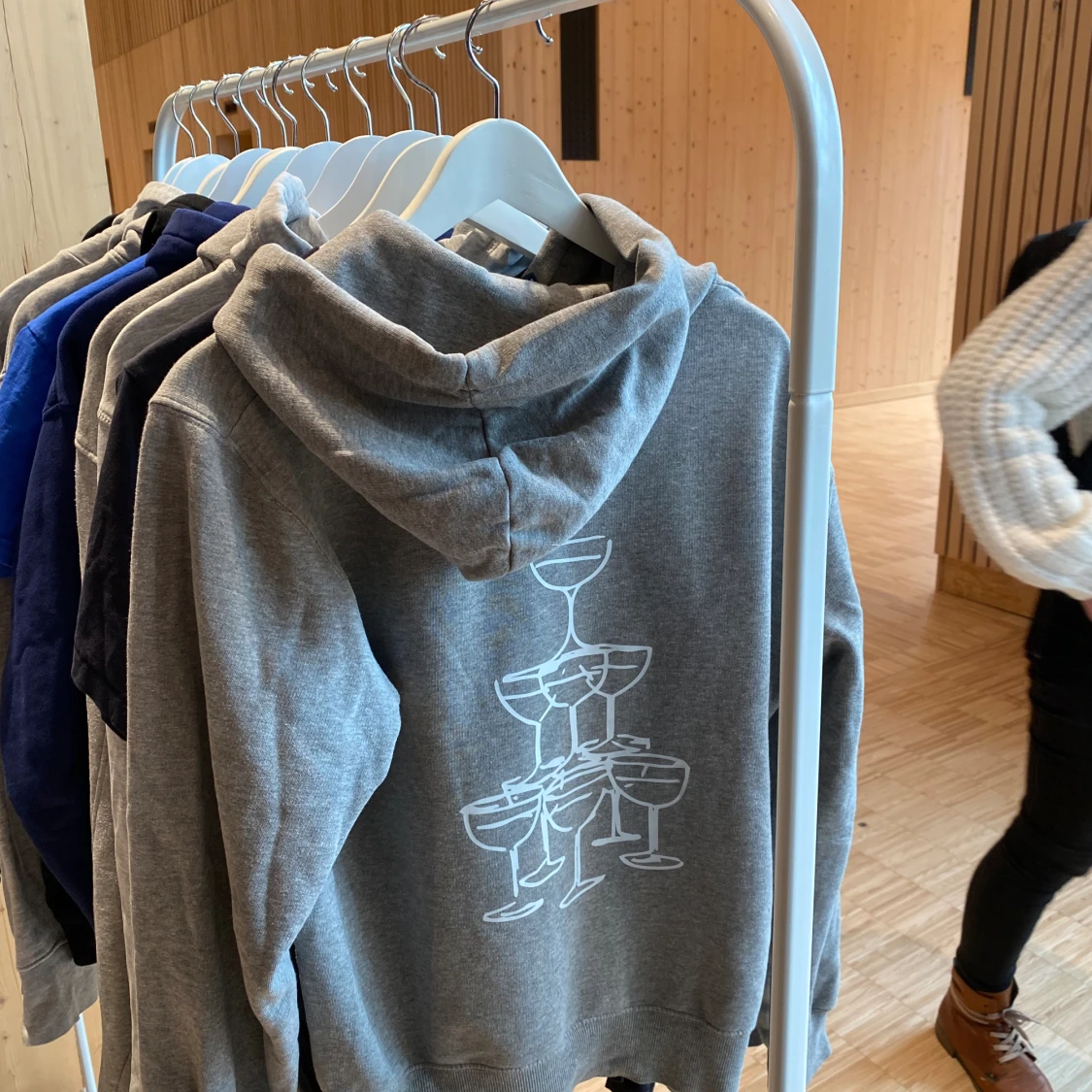 Grå hoodie