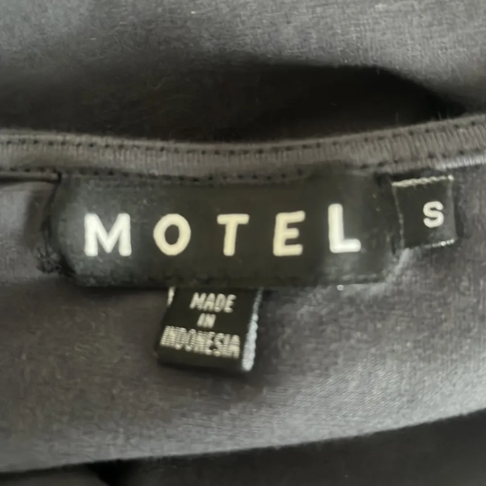 Säljer den skitsnygga trendiga mörkgrå t-shirten med öppen rygg från Motel Rocks. Perfekt nu till sommarn😍 Den är i strl S. Säljer då den inte kommer till användning. Hör av dig vid frågor och funderingar samt innan du köper🥰. T-shirts.