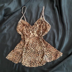 Leopard linne - Jätte gulligt leopard linne från 2000 talet 🐆 tyvärr får jag ingen användning av den! Super skönt och strechigt material🫶🏻