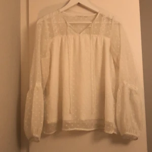Vit blus - Jätte fin vit blus från NA-KD💕 Använd några gånger.  Säljer då den är lite för stor för mig. 