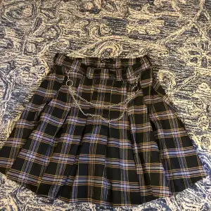 Rutig kjol med fastsydd kedja från märket Cropp. Använd 1 gång