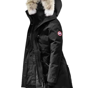 Canada goose rooseclair - Hej jag säljer min inprensip nya canadagoose, lapp till jackan kan medfölja om man vill ha bevis den är äkta antingen mötas upp i Göteborg eller skickas