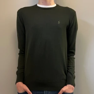 RALPH LAUREN CREWNECK - Fet olivgrön stickad crewneck ifrån Ralph Lauren i 100% merinoull! Skick 9,5/10, storlek M. Nypris 1600 och skriv för fler funderingar!