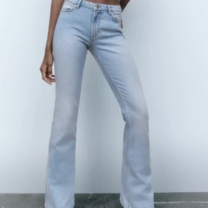 Bootcut jeans - Trendiga och slutsålda jeans från zara. Storlek 38 men är små i storleken så psssar 36 eller mindre 38