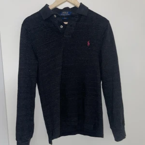 Ralph lauren Långärmad piké  - Tjena! Säljer min långärmade piké då den blivit för liten för mig! Storlek är S och skicket är 9/10! Tveka inte höra av dig vid frågor!
