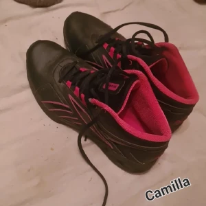 Reebok sportskor stl 38 - Mycket fina välbevarade svarta/rosa sportskor Reebok stl 38