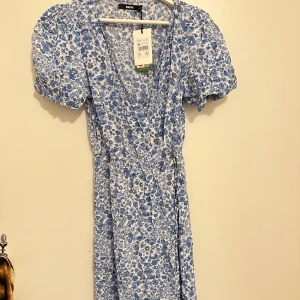 Söt sommarklänning  - Söt sommarklänning köpt från bikbok aldrig använd🌸nypris 499kr mitt pris 200kr