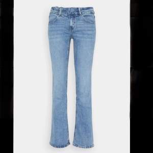 Säljer mina bootcut jeans ifrån Gina Tricot då jag inte får användning av dom längre. Köptes för 500kr och de säljs inte längre. Sparsamt använda utan defekter. Hör av er vid frågor💕