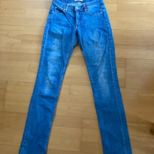 Acne jeans 27/32 - Smal passform (inte skinny)och låg midja. Storlek 27/32. Jättefint skick!