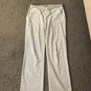 juicy couture byxor - Säljer ett par gamla juicy couture byxor utan fläckar, med web knapp borta på bakre ficka och bandet är snurrat. Pris kan diskuteras     