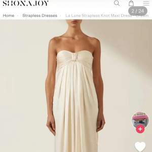 Säljer min fina shona joy klänning som är helt ny!! den är i strl 4 och passade inte på mig då den var för liten🥰 Så har tyvärr inga bilder med den på, säljer för 2900 då jag betalade 4000 för allting eftersom att tullen kostade 1000kr❤️ 