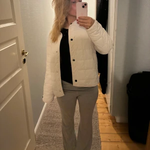 så fin vårjacka !! - säljer denna superfina jacka som är perfekt nu till våren 💕💕