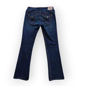 Mörka lågmidjade raka jeans med flap pockets. Mycket bra skick inga tydliga defekter. Storlek W28, motsvarar ungefär st 36. Midja ca 41cm, innerben ca 80 cm. Fråga gärna om fler bilder 💕