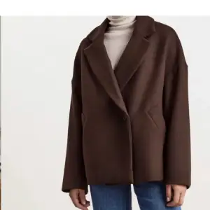Säljer denna fina bruna kappa från Lindex, i strl XS, men den är rätt stor i storleken. Använd ett par ggr men inga defekter eller liknande finns🤎nypris 1000 kr