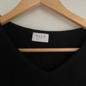 Svart V-Ringad Stickad Tröja - Elegant tunn stickad tröja, fin att ha en shorta under💕 Aldrig använd! Storlek S men passar även på M. 