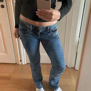 Superfina Lågmidjade bootcut Ltb jeans i storlek 27/30! Säljer pga att de är för lösa i midjan för mig, inga hål/slitningar. Skriv för fler bilder eller funderingar!😌🤩