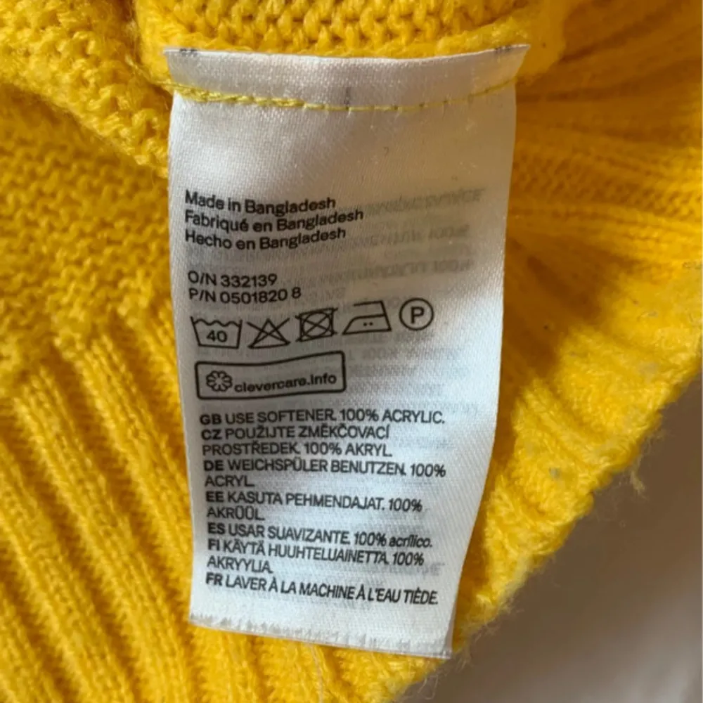 Jättemjuk och härligt, varm och skön Fin gul färg   (Tips! Köp med bundle för att spara på den frakten🔥! In och fynda fler plagg i flödet👑😉). Stickat.
