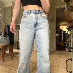 Blå jeans - Blåa jeans från lager 157! Storlek s. Väldigt bekväma med inte längre min stil. Baggy men sitter bra i midjan, rätt långa men det har funkat bra att vika upp benen! Tvättas innan de skickas!
