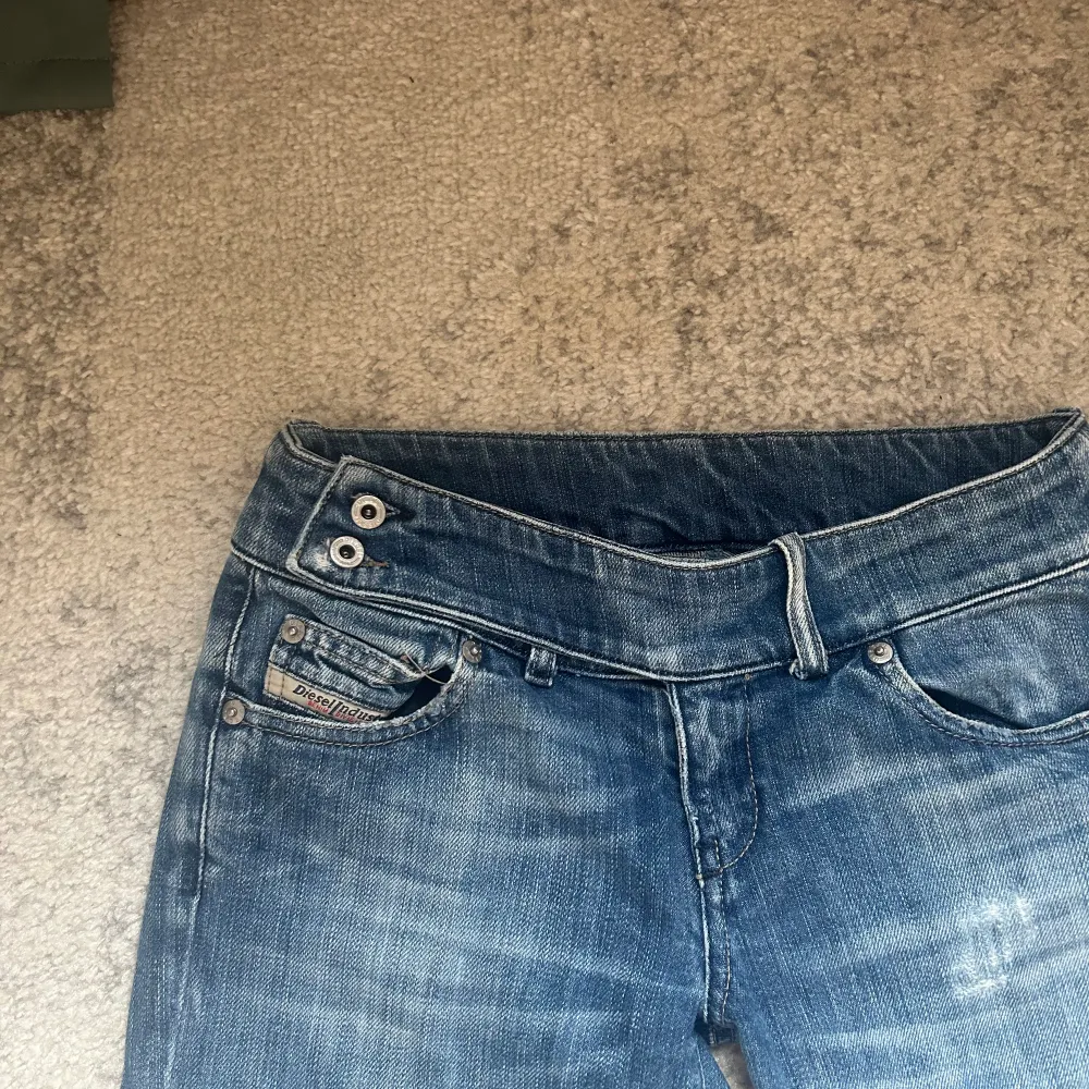 Världens snyggaste Diesel jeans 💋 Mått:  Midja 35cm   Ytterben  99cm, Innerben 79cm  Bredd längst ned 22cm  Hör av dig om du har frågor 💞. Jeans & Byxor.