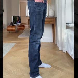 Tja! Säljer ett par riktigt sjysta Acne jeans i modellen Ace Oreo med slim passform. Varan har ansvällds flitigt men har inga defekter.  Nypris: 1800 Mitt pris: 349kr. Passar mig som är 188cm lång. Hör av dig om fler bilder eller funderingar🤝